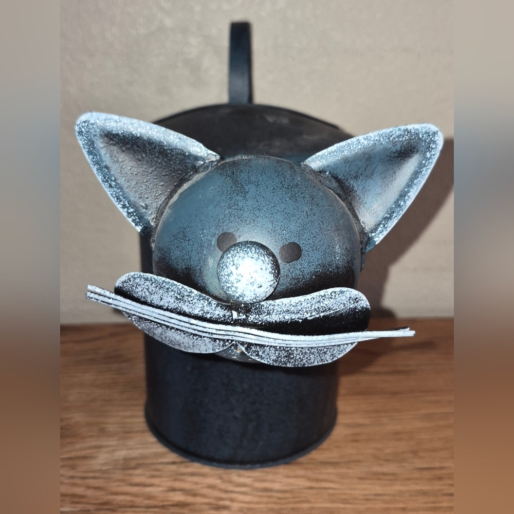 Decorative Metal Watering can designed in the shape of a cat - Picture 2 of 3